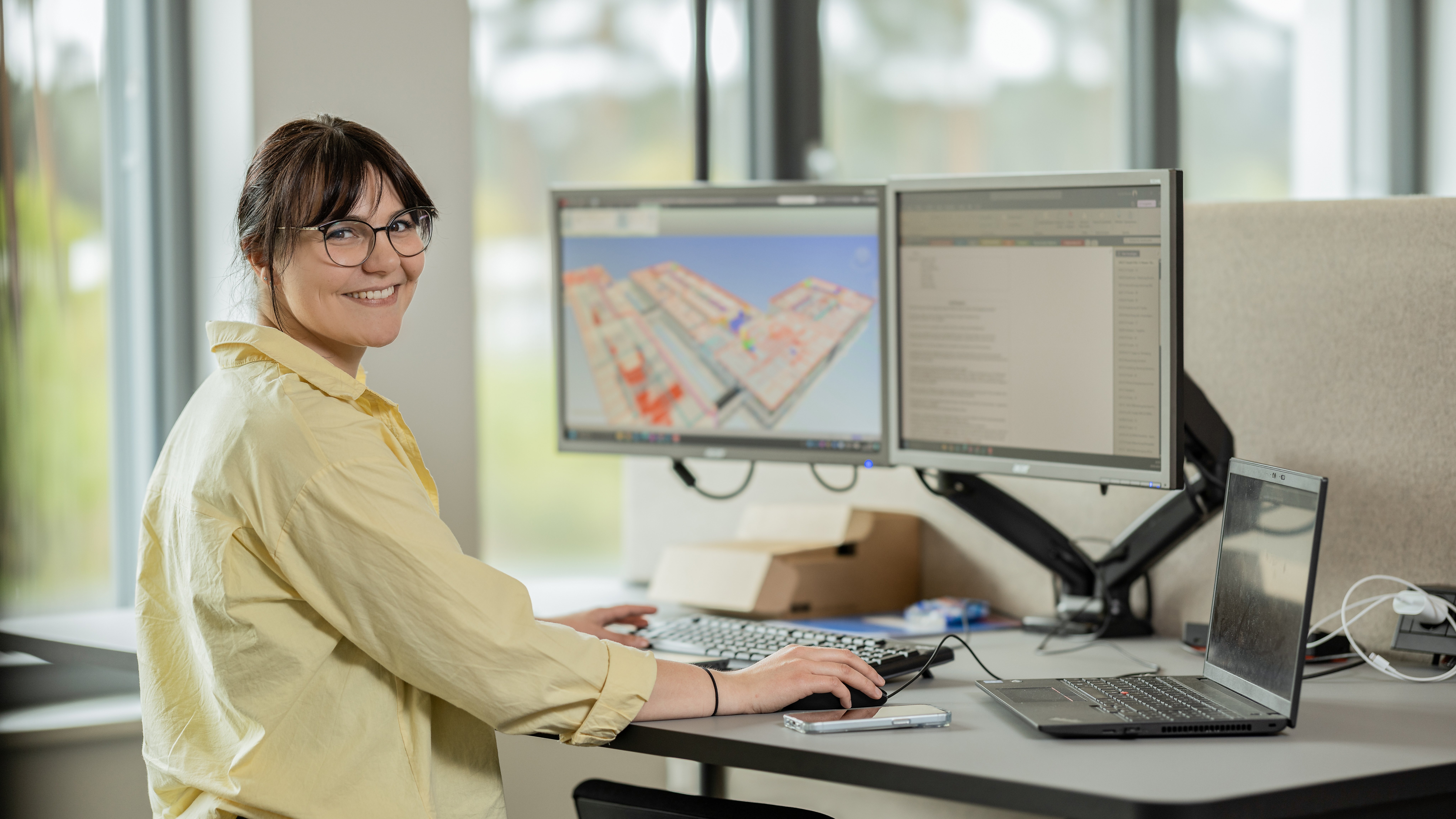 Mainka-Mitarbeiterin bei der Arbeit am Computer im Büro.