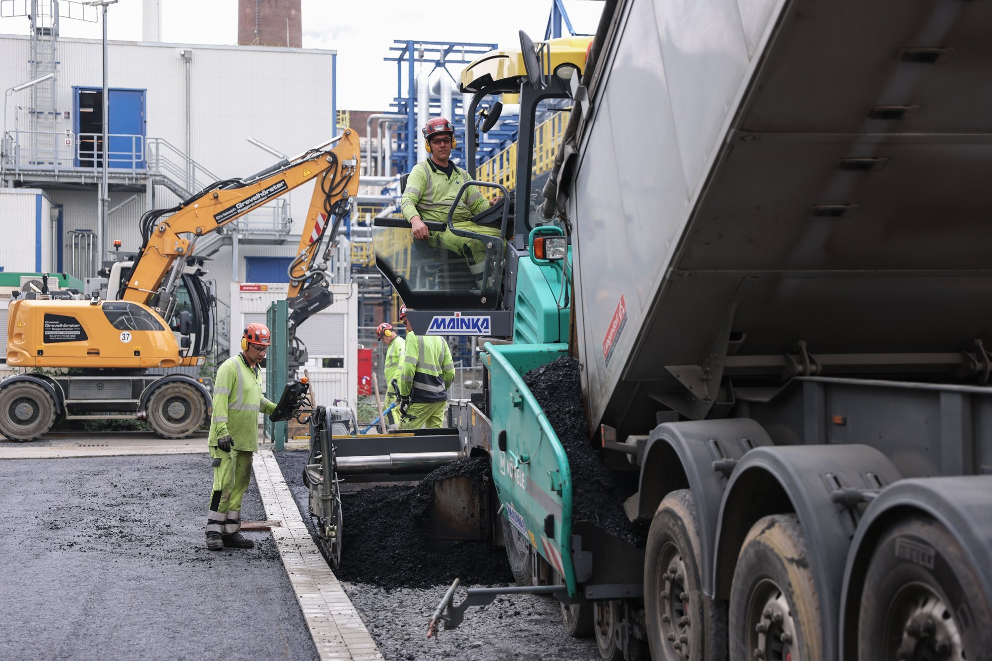 Asphaltbau auf einer Industriefläche – Mainka-Straßenfertiger im Einsatz