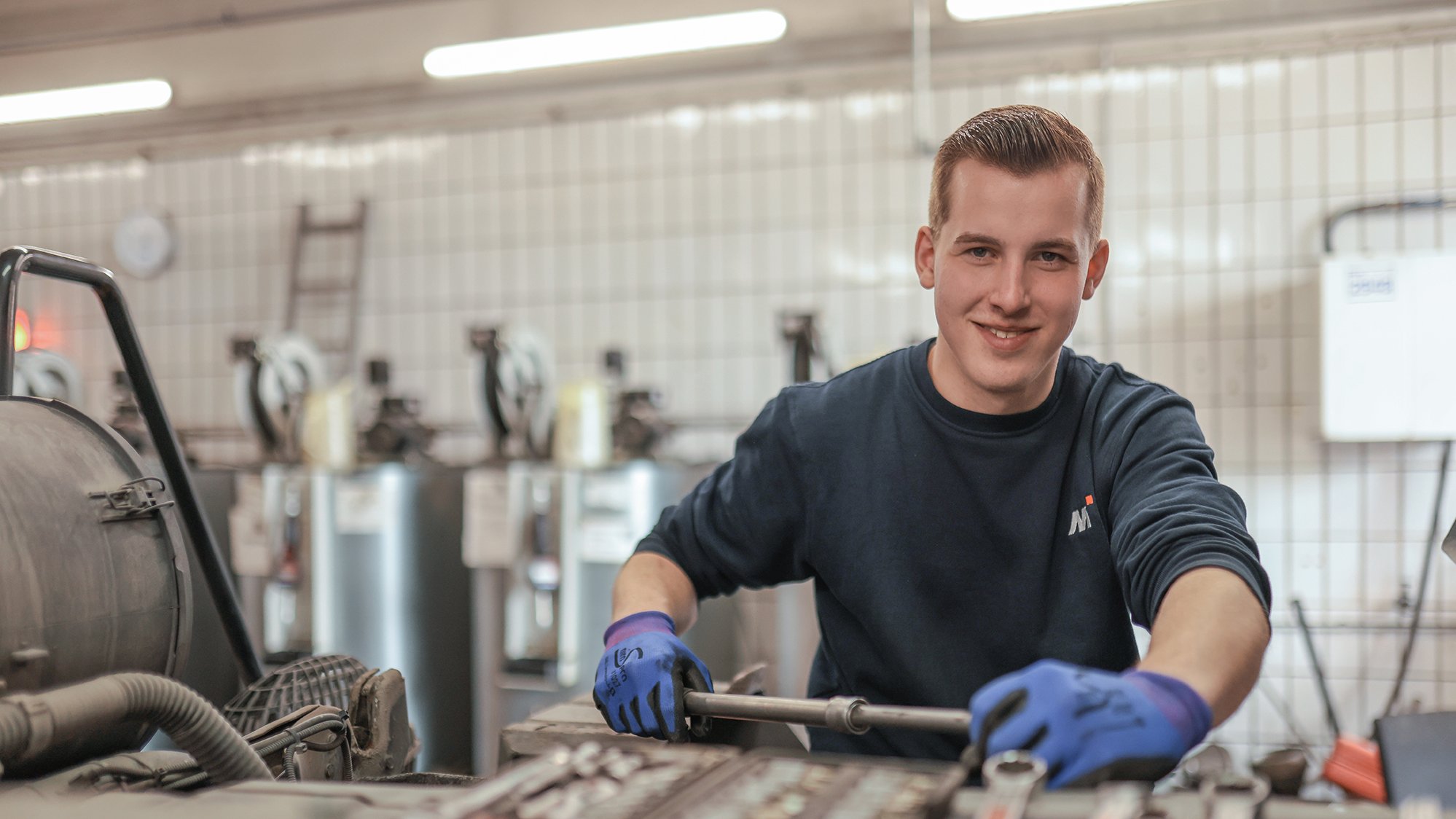 Mainka-Mitarbeiter bei der Arbeit in der KFZ-Werkstatt