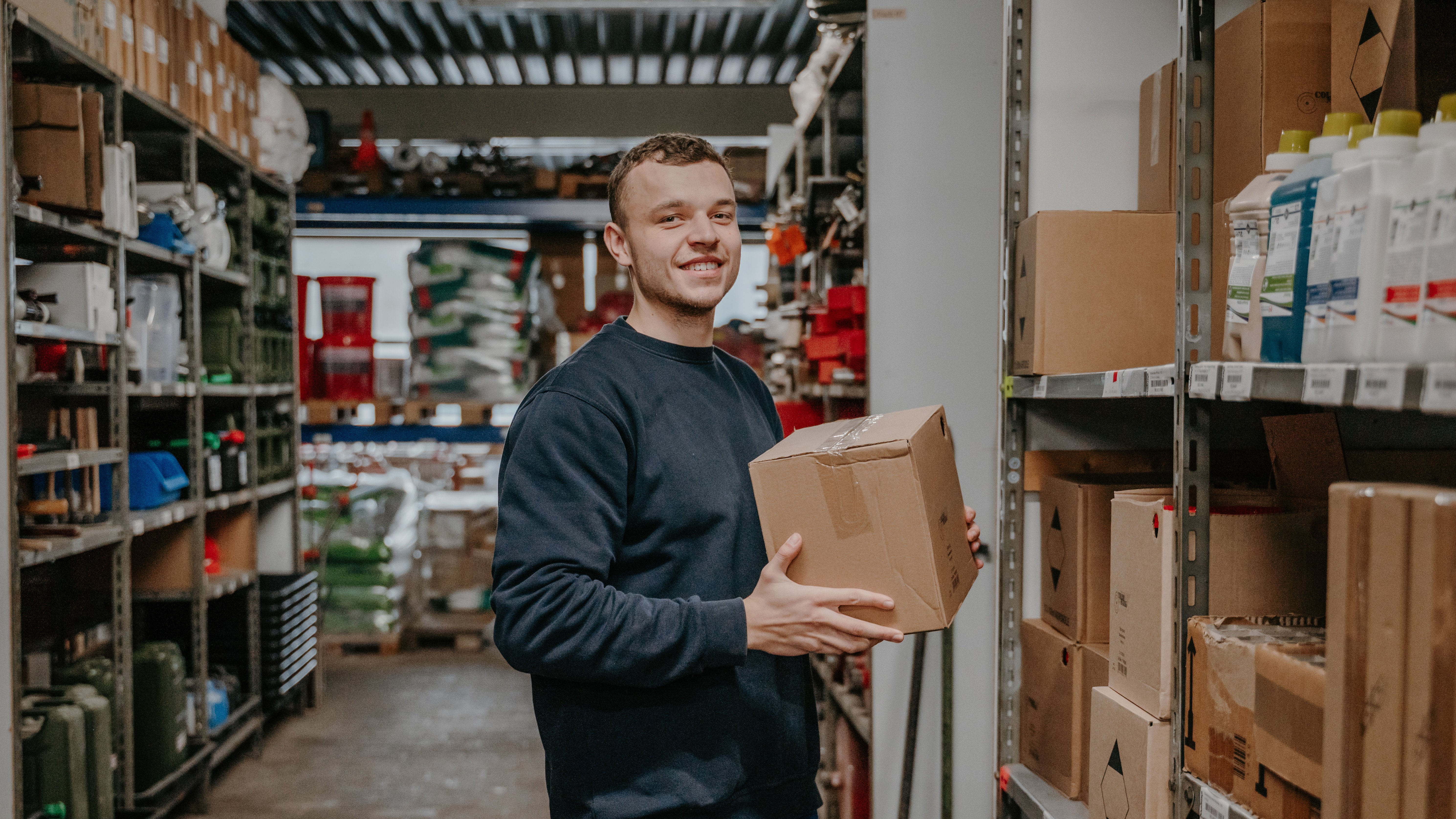 Mainka-Auszubildender bei der Arbeit im Lager.
