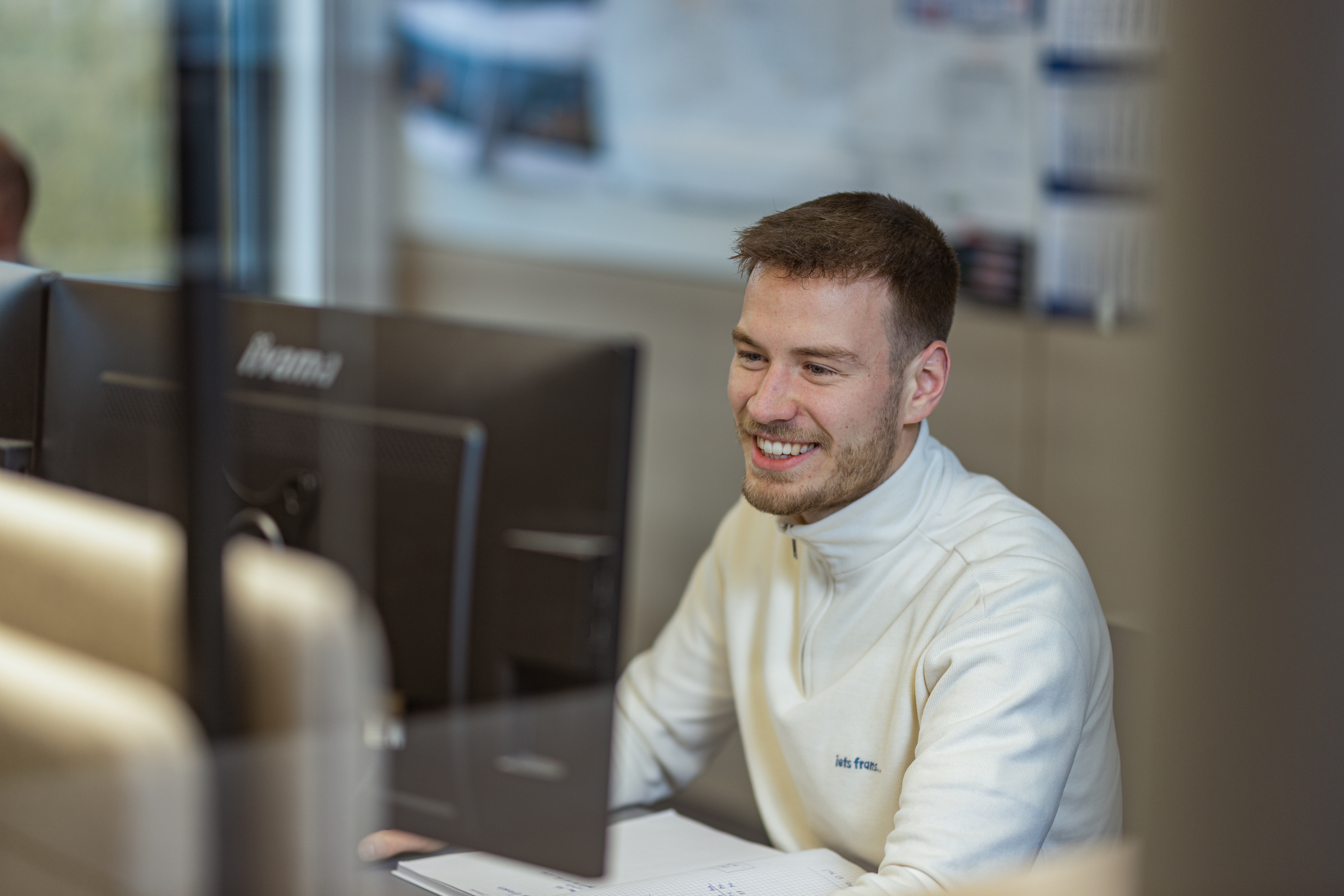 Portrait eines Mainka-Mitarbeiters im Büro.