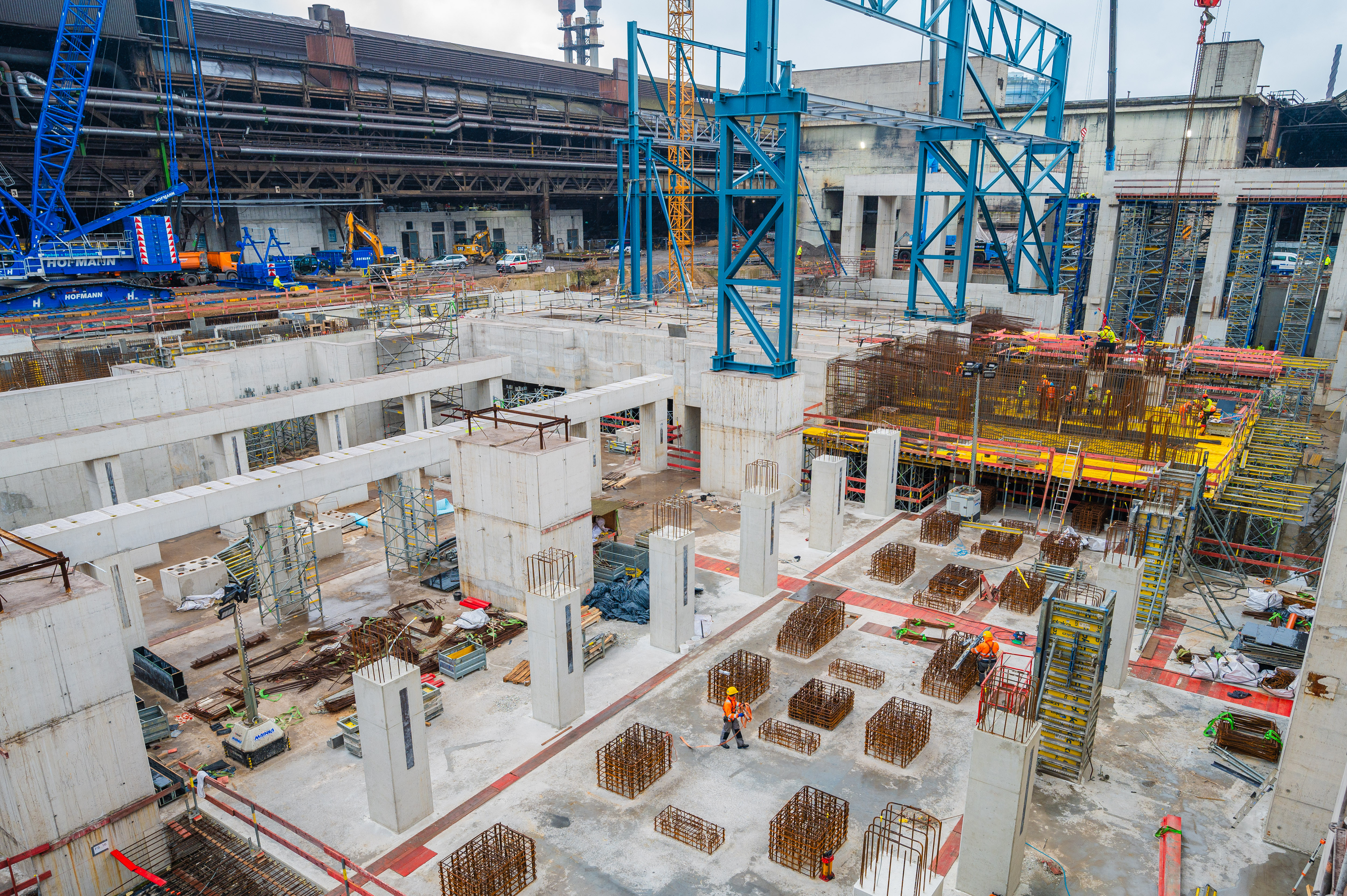 Luftaufnahme einer Mainka-Baustelle im Bereich Beton- und Ingenieurbau mit Stahlbewehrung.